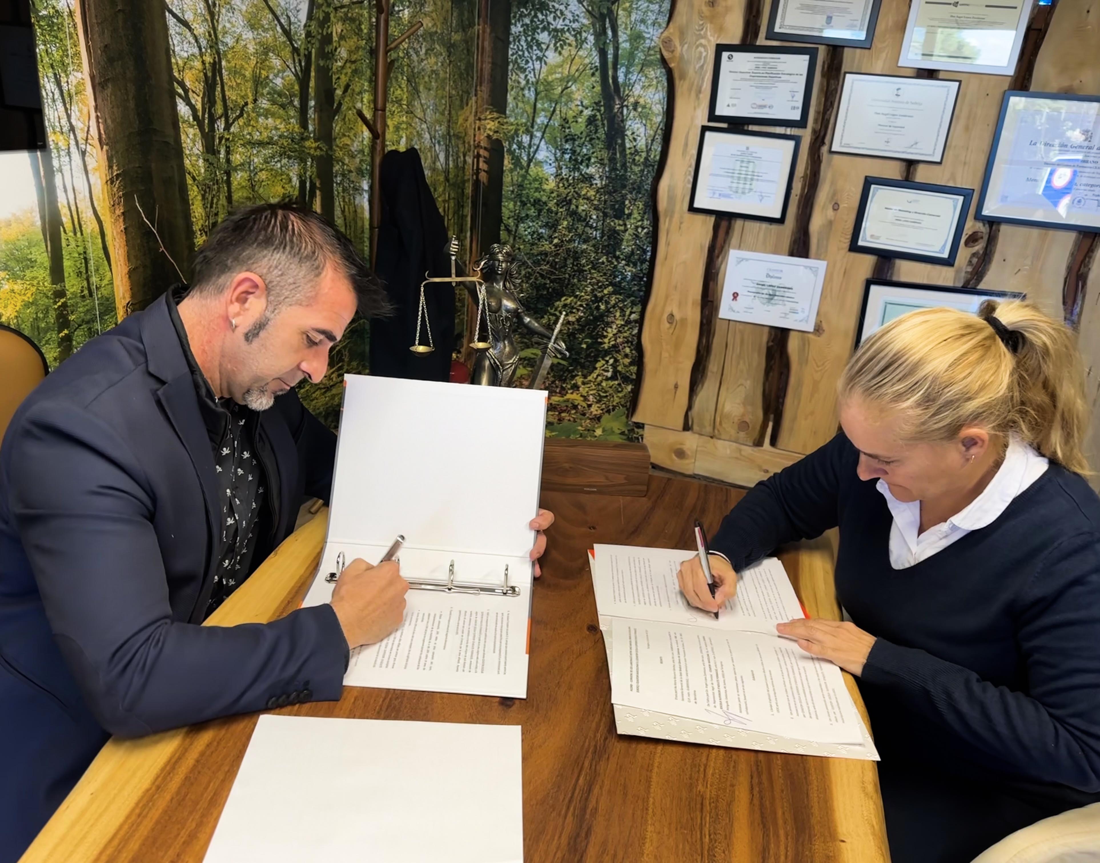 Momento de la firma entre Ángel López, gerente fundador de Ceasfor y Maria Recuero, secretaria general de la USOC.